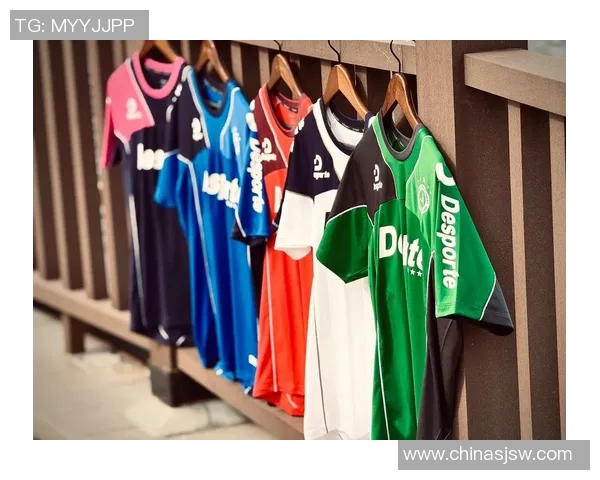 足球明星女款服装时尚搭配图片分享展现青春活力与运动魅力