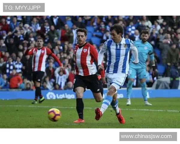 南京足球队在世界杯预选赛中以81分高居积分榜首位展现强劲实力 南京足球队在世界杯预选赛中以81分高居积分榜首位展现强劲实力